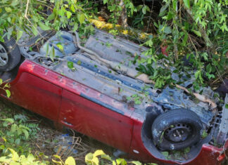 Veículo capotado é abandonado por motorista após acidente na Avenida Solimões em Manaus