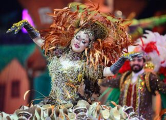 Valentina Coimbra se despede do item 7 após cinco anos como Sinhazinha do Boi Garantido