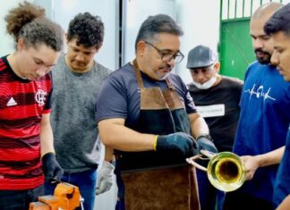 UEA capacita turma do primeiro curso de lutheria em instrumentos de metais, em Manaus