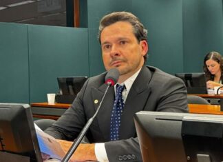 Capitão Alberto Neto cobra do Ministério da Educação explicações sobre mais de 230 obras paralisadas no Amazonas