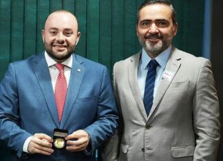 Deputado Fausto Júnior recebe medalha da Polícia Federal e se compromete a apoiar estrutura na tríplice fronteira