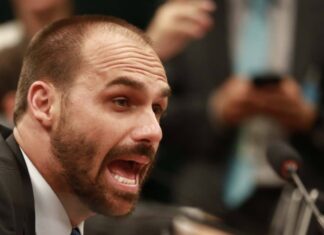 Eduardo Bolsonaro é visitado por jornalista, pira e mulher chama a polícia: “Parceiro do PCC”