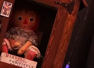 Investigador paranormal encontrado morto em hotel durante turnê com a boneca Anabelle
