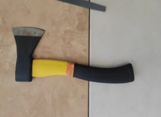 Mulher com “desejo de matar” ataca homem com nove golpes de machadinha no rosto