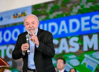 Lula critica foto de homem negro sem dentes em propaganda do governo