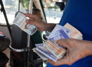 Salário mínimo na Venezuela despenca para US$ 1 por mês e segue congelado desde 2022