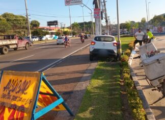 Veículo de aplicativo colide com poste após motorista cochilar na Torquato Tapajós em Manaus