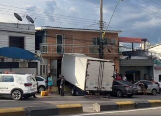 Caminhão da Semulsp invade casa e atinge três veículos no São Jorge em Manaus