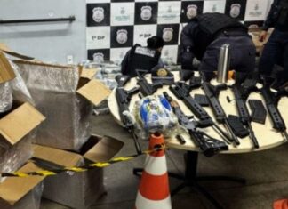 Polícia apreende arsenal e drogas em lancha interceptada no Educandos em Manaus