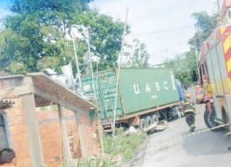 Carreta invade casa e deixa criança ferida na Zona Norte de Manaus