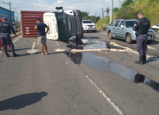 Carreta tomba na Avenida das Torres e interdita trânsito na Zona Norte de Manaus