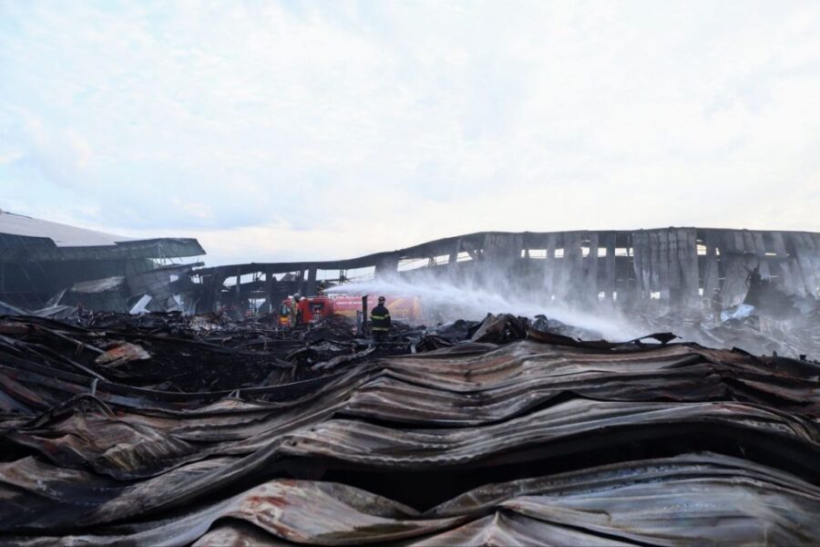 Em-menos-de-48-horas-Corpo-de-Bombeiros-do-Amazonas-elimina-todos-os-focos-de-incendio-da-ocorrencia-nas-empresas-do-Distrito-Industrial-2_Foto-Paula-Pessoa-UGPE-4-1024x683