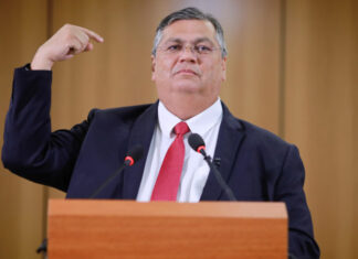 Bolsa cai e dólar sobe com medidas de Flávio Dino sobre bloqueios internacionais