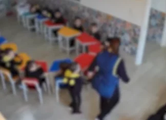 Professora é presa após agredir criança de 4 anos com pilha de livros