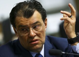 TBT: Eduardo Braga foi chamado de “bandido” e “safado” por Caiado em confusão sobre venda de empresa de energia elétrica