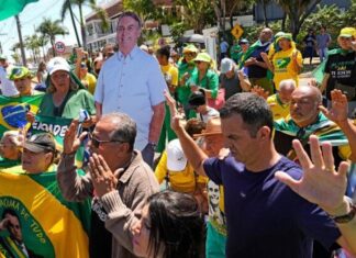 Manifestação em Brasília reúne aliados de Bolsonaro na porta de condomínio às vésperas de julgamento
