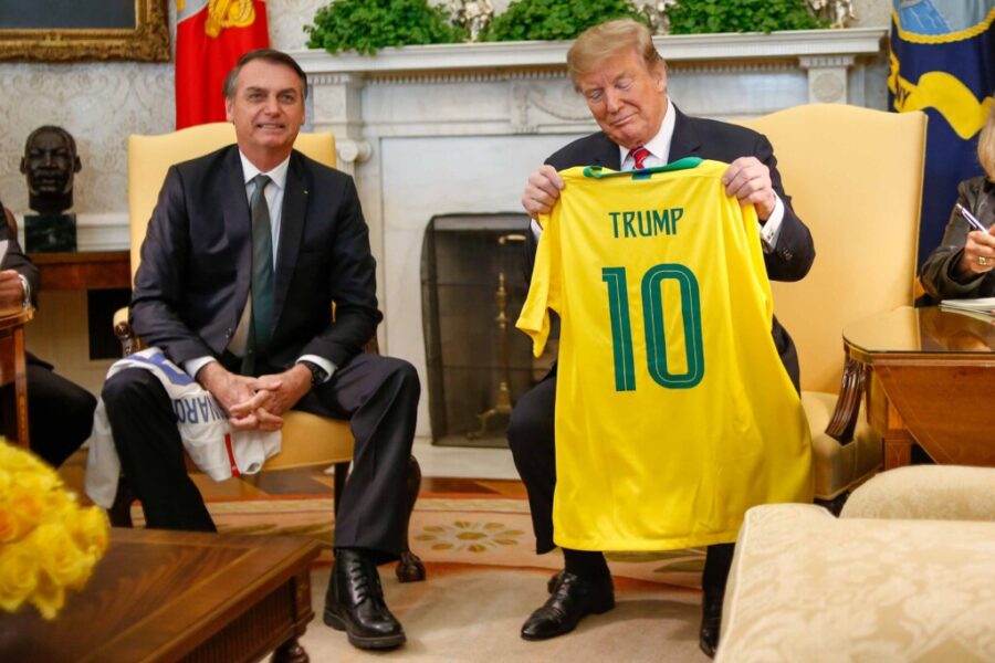 Jair Bolsonaro presenteia Donald Trump com camisa da seleção do Brasil de futebol
