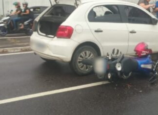 Mulher fica ferida após colisão entre moto e carro na Avenida Efigênio Sales em Manaus