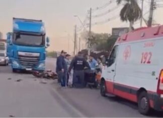 Motociclista morre após colisão com carreta na Avenida General Rodrigo Otávio em Manaus
