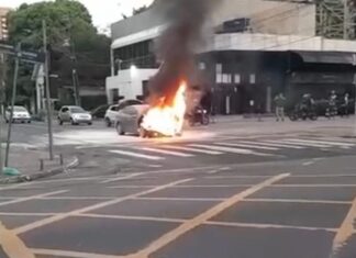 Fogo em carro no cruzamento da Avenida Paraíba provoca congestionamento em Manaus