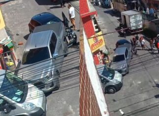 Colisão entre carros deixa vítima prensada na Zona Leste de Manaus