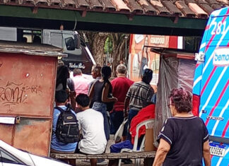 Micro-ônibus colide com ônibus no terminal da Praça da Matriz em Manaus