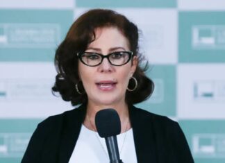 Alexandre de Moraes libera redes sociais de Carla Zambelli