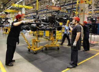 Indústria brasileira atinge pior desempenho em dois anos com tarifas dos EUA e juros altos, aponta PMI