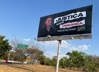 Grupo de advogados lança outdoors em apoio a Bolsonaro com frase “Justiça não é vingança”