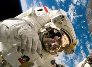 Idosa cai em golpe e perde R$ 36 mil para falso astronauta