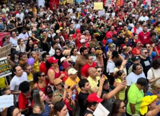 Milhares de pessoas protestam em Manaus contra PEC da Blindagem e anistia