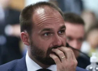 Eduardo Bolsonaro acumula 74% de ausências em sessões da Câmara e corre risco de perder mandato