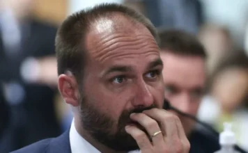 Eduardo Bolsonaro critica vacinação obrigatória