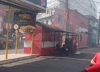 Bombeiros controlam incêndio em poste próximo à Escola de Samba Grande Família em Manaus