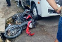 Motociclista fica ferido após colisão com micro-ônibus na Zona Centro-Oeste de Manaus