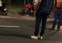 Mulher fica ferida após colisão entre carro e moto na Constantino Nery em Manaus