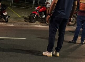 Mulher fica ferida após colisão entre carro e moto na Constantino Nery em Manaus