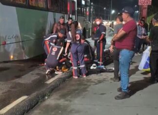 Mulher tem perna esmagada por ônibus após queda de moto na Avenida Torquato Tapajós em Manaus