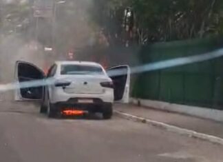 Carro é destruído por incêndio na Avenida Brasil na Zona Centro-Sul de Manaus