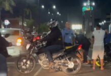 Motociclista fica ferido após colisão em frente a escola na Avenida Max Teixeira em Manaus