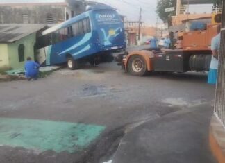 Micro-ônibus invade casa e destrói fachada no Alvorada em Manaus