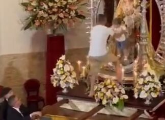 VÍDEO: Em ato de desespero, pai coloca filho com câncer aos pés de santa pedindo cura