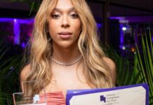 Deputada trans Erika Hilton propõe PL de dupla licença-maternidade para mães lésbicas