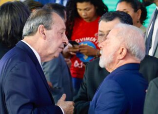 Omar Aziz participa de sanção de lei que garante energia elétrica gratuita para famílias de baixa renda