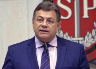 Deputado estadual propõe projeto que proíbe Tarcísio de taxar gorjeta de garçons