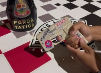 Homem é preso por fabricar arma caseira disfarçada de celular