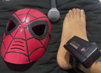 Oruam posta foto com tornozeleira eletrônica e máscara do Homem-Aranha após sair da prisão
