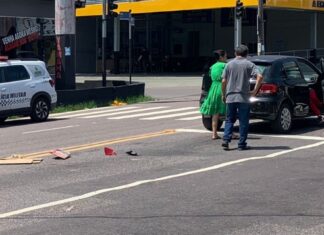 Motociclista fica ferido após colidir contra veículo na Zona Sul de Manaus