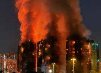 Incêndio em complexo residencial deixa ao menos treze mortos em Hong Kong