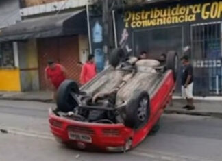 Motorista passa mal e carro capota na Avenida Vera Cruz em Manaus